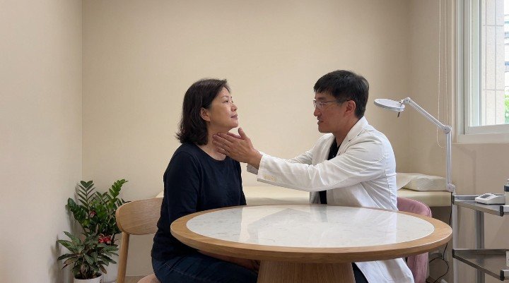穿著白袍的醫師向患者說明甲亢失眠原因 女性躺在床上深受甲亢失眠困擾無法入睡 醫院診間進行甲狀腺檢查預防甲亢失眠 醫師與患者在診間討論治療方案